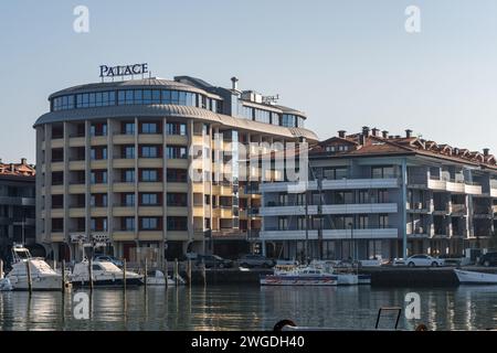 Grado, Italie - 28 janvier 2024 : photographie de l'Hôtel Laguna Palace à Grado. Réflexions dans le port. Banque D'Images