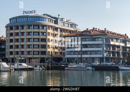 Grado, Italie - 28 janvier 2024 : photographie de l'Hôtel Laguna Palace à Grado. Réflexions dans le port. Banque D'Images