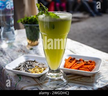 thé au citron à la menthe rafraîchissant et en-cas Banque D'Images