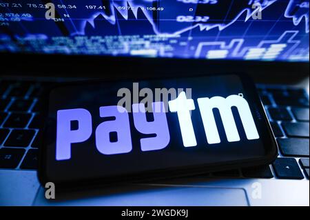 Sur cette photo, un logo Paytm est affiché sur un smartphone avec des pourcentages boursiers en arrière-plan. Banque D'Images
