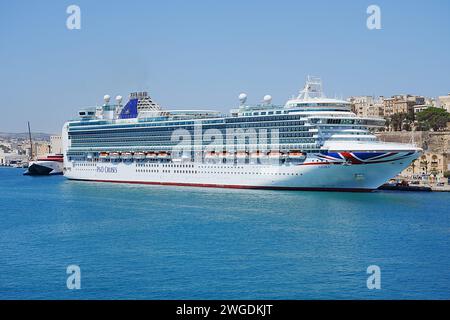 VALLETTA, MALTE - 19 MAI 2022 : Azura paquebot de P and O Cruises dans la capitale européenne, ciel bleu clair dans la chaude journée de printemps ensoleillée. Banque D'Images