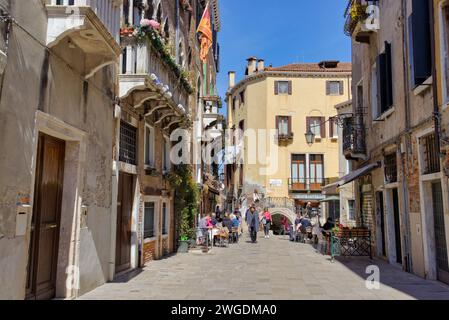 Venetian Streetside Cafe et canal ambiance Banque D'Images