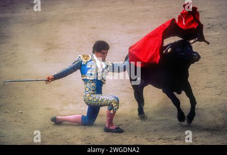 Un matador travaille son taureau aux arènes Americana à Nogales, au Mexique Banque D'Images