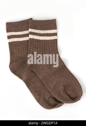 Chaussettes brunes isolées sur fond blanc Banque D'Images