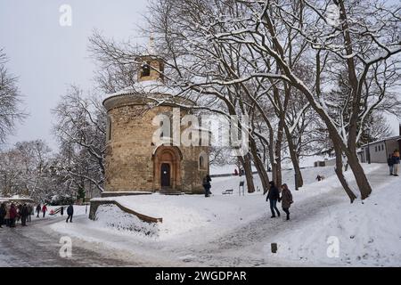 Prague, République tchèque - 3 décembre 2023 - L'hiver dans la ville de Prague. Ancien Martin's Rotunda à Vysehrad (Château supérieur) sur l'après-midi neigeux Banque D'Images