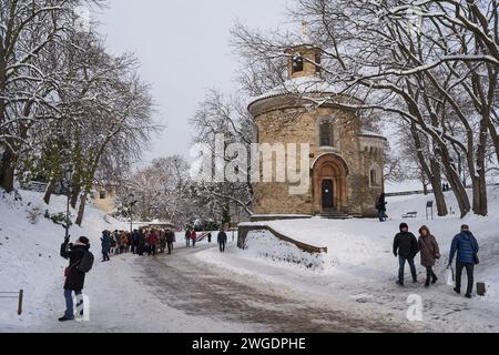 Prague, République tchèque - 3 décembre 2023 - L'hiver dans la ville de Prague. Ancien Martin's Rotunda à Vysehrad (Château supérieur) sur l'après-midi neigeux Banque D'Images