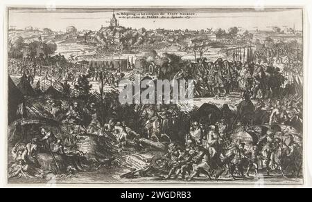 Siège et conquête de Naarden par le prince d'Orange, 1673, 1673 - 1675 imprimer Siège et conquête de Naarden par le prince d'Orange, 12 septembre 1673. Au premier plan scènes de la vie de soldat dans le camp de l'armée. Au milieu, le maire de Naarden s’agenouille pour le prince qui est entouré de son état-major d’officiers. Au loin le siège et la prise de la ville. Siège de gravure sur papier du nord des pays-Bas, guerre de position. Capture de la ville (après le siège) Naarden Banque D'Images