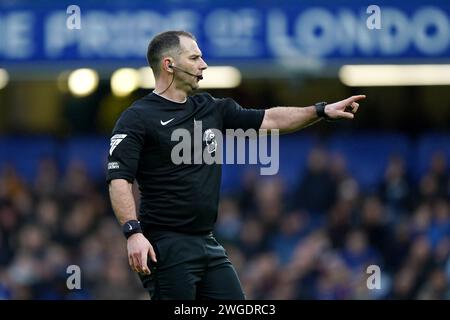 Arbitre Tim Robinson lors du match de Premier League à Stamford Bridge, Londres. Date de la photo : dimanche 4 février 2024. Banque D'Images