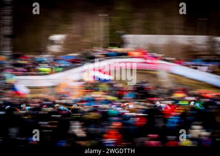 Tabor, République tchèque. 04 février 2024. Départ de la course élite masculine lors des Championnats du monde de cyclo-cross UCI à Tabor, République tchèque, le 4 février 2024. Crédit : Jaroslav Svoboda/CTK photo/Alamy Live News Banque D'Images