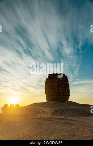 Une formation rocheuse dans le désert près de Riyad, en Arabie Saoudite est connue sous le nom de Devil Thumb ou Juda Thumb. Banque D'Images