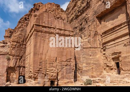 Vue latérale des tombes royales dans le site archaelogical de Petra. Royaume de Jordanie. Horizontalement. Banque D'Images