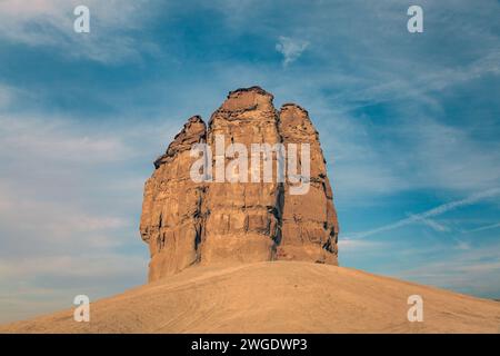 Une formation rocheuse dans le désert près de Riyad, en Arabie Saoudite est connue sous le nom de Devil Thumb ou Juda Thumb. Banque D'Images