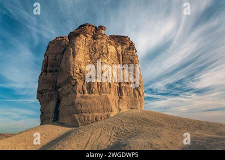 Une formation rocheuse dans le désert près de Riyad, en Arabie Saoudite est connue sous le nom de Devil Thumb ou Juda Thumb. Banque D'Images