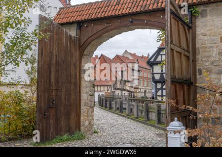 Vue à travers une arche jusqu'aux maisons à colombages de Mühlgraben à Quedlinburg, Saxe-Anhalt, Allemagne Banque D'Images