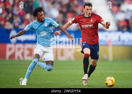 Pampelune, Espagne. 04th Feb, 2024. Ante Budimir de CA Osasuna dut pour le ballon avec Renato Tapia de RC Celta lors du match LaLiga EA Sports entre CA Osasuna et RC Celta au stade El Sadar le 04 février 2024 à Pampelune, Espagne. Crédit : Cesar Ortiz Gonzalez/Alamy Live News crédit : Cesar Ortiz Gonzalez/Alamy Live News Banque D'Images