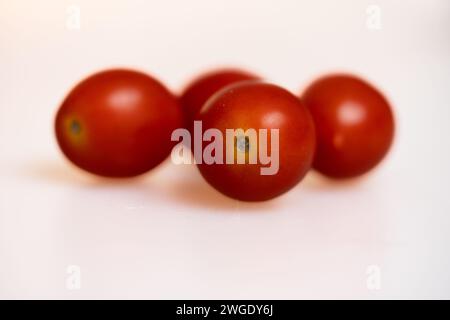 tomates prunes isolées en gros plan sur fond blanc Banque D'Images