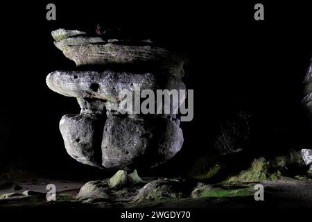 Idol Rock la nuit sur Brimham Moor dans le Yorkshire du Nord, Royaume-Uni Banque D'Images