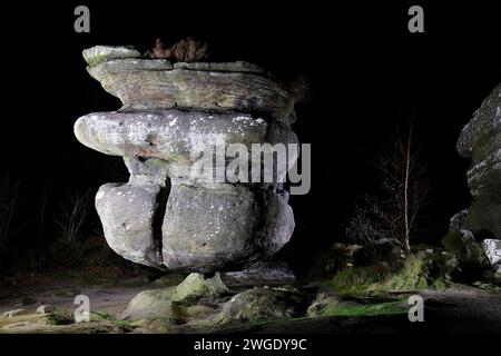 Idol Rock la nuit sur Brimham Moor dans le Yorkshire du Nord, Royaume-Uni Banque D'Images