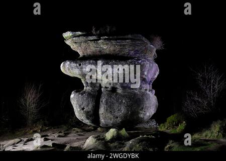 Idol Rock la nuit sur Brimham Moor dans le Yorkshire du Nord, Royaume-Uni Banque D'Images