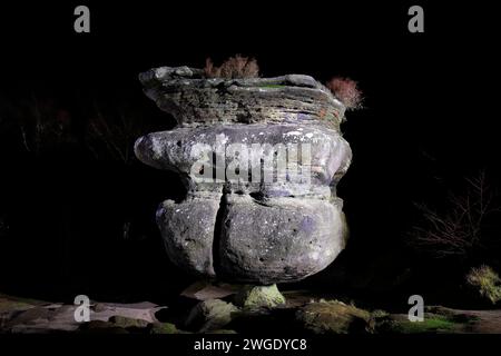 Idol Rock la nuit sur Brimham Moor dans le Yorkshire du Nord, Royaume-Uni Banque D'Images