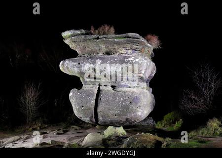 Idol Rock la nuit sur Brimham Moor dans le Yorkshire du Nord, Royaume-Uni Banque D'Images