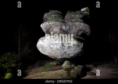 Idol Rock la nuit sur Brimham Moor dans le Yorkshire du Nord, Royaume-Uni Banque D'Images