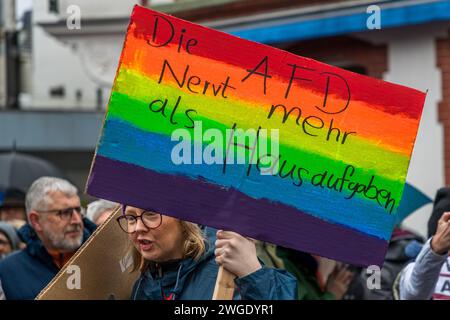 L’AFD est plus ennuyeux que les devoirs. Manifestation contre l'extrémisme de droite le 4.2.2024 à Grevenbroich, Allemagne Banque D'Images