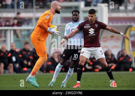 Turin, Italie. 4 février 2024. Adam Masina, du Torino FC, retient Boulaye Dia, du Salernitana, alors qu'il dirige le ballon vers la gardienne Vanja Milinkovic-Savic pendant le match de Serie A au Stadio Grande Torino, Turin. Le crédit photo devrait se lire : Jonathan Moscrop/Sportimage crédit : Sportimage Ltd/Alamy Live News Banque D'Images