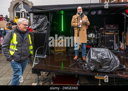 Manifestation contre l'extrémisme de droite le 4.2.2024 à Grevenbroich, Allemagne. Peter Gehrmann (les Verts, à gauche) et le maire Klaus Krützen (sur scène) Banque D'Images