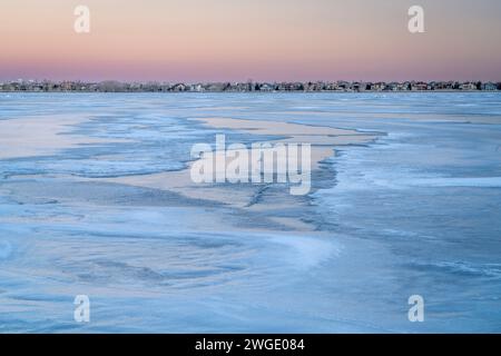 Crépuscule sur le lac gelé dans le Colorado - Boyd Lake State Park Banque D'Images