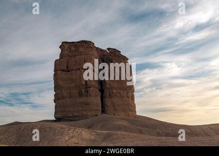 Une formation rocheuse étonnante dans le désert arabe est appelée le pouce du diable, ou le pouce de Juda. Judah (la ville) est à proximité, à 160 kilomètres de Dhahr Banque D'Images