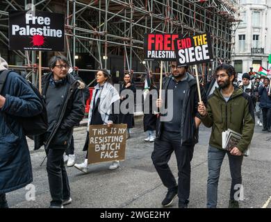 Londres, Royaume-Uni. 3 février 2024. Libérez la Palestine et End the Siege bannières tenues par les militants de la paix et les manifestants lors de la marche Pro - Palestine dans Oxford Street à Soho, mouvement pour la Palestine libre, Londres, Royaume-Uni Banque D'Images