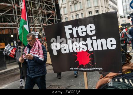 Londres, Royaume-Uni. 3 février 2024. Bannière Palestine libre tenue par un militant pour la paix et manifestant pendant la marche Pro - Palestine près d'Oxford Street à Soho, Londres, Royaume-Uni Banque D'Images
