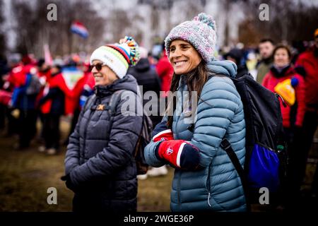 Tabor, République tchèque. 04 février 2024. Course junior masculine lors des Championnats du monde de cyclo-cross UCI à Tabor, République tchèque, le 4 février 2024. L'ancienne cycliste tchèque Katerina Nash regarde la course junior. Crédit : Jaroslav Svoboda/CTK photo/Alamy Live News Banque D'Images