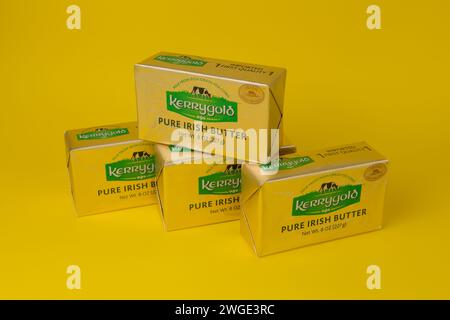 Paquets de beurre irlandais Kerrygold importés aux États-Unis sur fond jaune Banque D'Images