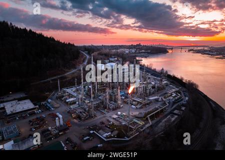 Vue aérienne de la raffinerie de pétrole la nuit, tour de distillation, production de gaz, cheminée de fumée, près de Vancouver, Canada. Banque D'Images