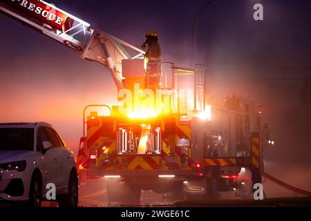 RICHMOND, C.-B., CANADA - 27 JUILLET 2023 : pompiers et camions de pompiers de Richmond luttant contre un incendie qui fait rage, services d'urgence, premiers intervenants, fumée, eau Banque D'Images