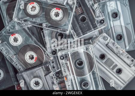 Pile de cassettes audio sur fond noir. Concept de musique rétro vintage. Banque D'Images