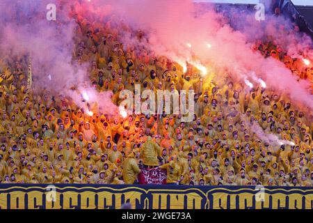 Ingolstadt, Deutschland. 04 février 2024. Ingolstadt, Deutschland 04. Februar 2024 : 3. Liga - 2023/2024 - FC Ingolstadt 04 vs. SG Dynamo Dresden im Bild : Die fans von Dynamo Dresden zünden Bengalisches Feuer im Gästeblock /// la réglementation DFB interdit toute utilisation de photographies comme séquences d'images et/ou quasi-vidéo /// crédit : dpa/Alamy Live News Banque D'Images