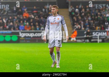 Swansea, Royaume-Uni. 03 février 2024. Ollie Cooper de Swansea City regarde. Match de championnat EFL Skybet, Swansea City contre Plymouth Argyle au Swansea.com Stadium de Swansea, pays de Galles le samedi 3 février 2024. Cette image ne peut être utilisée qu'à des fins éditoriales. À usage éditorial uniquement, photo de crédit : Andrew Orchard photographie sportive/Alamy Live News Banque D'Images
