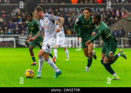 Swansea, Royaume-Uni. 03 février 2024. Josh Tymon de Swansea City (l) en action lors du match de championnat EFL Skybet, Swansea City contre Plymouth Argyle au Swansea.com Stadium de Swansea, pays de Galles le samedi 3 février 2024. Cette image ne peut être utilisée qu'à des fins éditoriales. À usage éditorial uniquement, photo de crédit : Andrew Orchard photographie sportive/Alamy Live News Banque D'Images