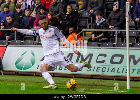 Swansea, Royaume-Uni. 03 février 2024. Matt Grimes de Swansea City prend un Corner lors du match de championnat EFL Skybet, Swansea City contre Plymouth Argyle au Swansea.com Stadium de Swansea, pays de Galles, le samedi 3 février 2024. Cette image ne peut être utilisée qu'à des fins éditoriales. À usage éditorial uniquement, photo de crédit : Andrew Orchard photographie sportive/Alamy Live News Banque D'Images