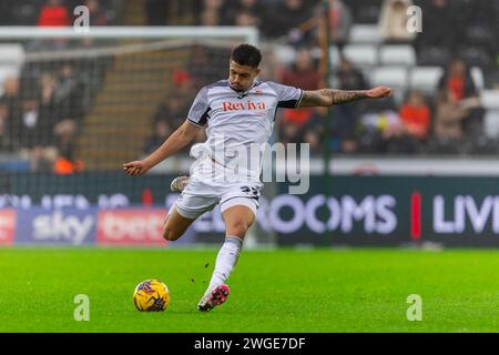 Swansea, Royaume-Uni. 03 février 2024. Nathan Wood de Swansea City tire lors du match de championnat EFL Skybet, Swansea City contre Plymouth Argyle au Swansea.com Stadium de Swansea, pays de Galles, le samedi 3 février 2024. Cette image ne peut être utilisée qu'à des fins éditoriales. À usage éditorial uniquement, photo de crédit : Andrew Orchard photographie sportive/Alamy Live News Banque D'Images