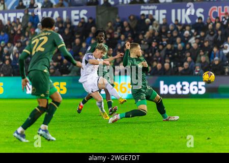 Swansea, Royaume-Uni. 03 février 2024. Przemyslaw Placheta de Swansea City (c) tire au but lors du match de championnat EFL Skybet, Swansea City contre Plymouth Argyle au Swansea.com Stadium de Swansea, pays de Galles le samedi 3 février 2024. Cette image ne peut être utilisée qu'à des fins éditoriales. À usage éditorial uniquement, photo de crédit : Andrew Orchard photographie sportive/Alamy Live News Banque D'Images
