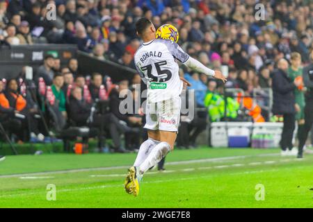 Swansea, Royaume-Uni. 03 février 2024. Ronald de Swansea City contrôle le ballon lors du match de championnat EFL Skybet, Swansea City contre Plymouth Argyle au Swansea.com Stadium de Swansea, pays de Galles, le samedi 3 février 2024. Cette image ne peut être utilisée qu'à des fins éditoriales. À usage éditorial uniquement, photo de crédit : Andrew Orchard photographie sportive/Alamy Live News Banque D'Images