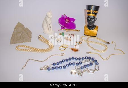 Bijoux précieux avec des figurines de Néfertiti, une pyramide, un chat et une orchidée Banque D'Images