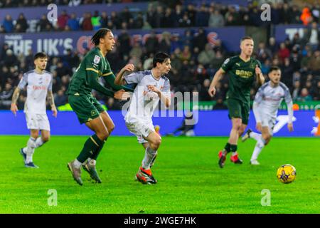 Swansea, Royaume-Uni. 03 février 2024. Charlie Patino de Swansea City (c) en action lors du match de championnat EFL Skybet, Swansea City contre Plymouth Argyle au Swansea.com Stadium de Swansea, pays de Galles le samedi 3 février 2024. Cette image ne peut être utilisée qu'à des fins éditoriales. À usage éditorial uniquement, photo de crédit : Andrew Orchard photographie sportive/Alamy Live News Banque D'Images