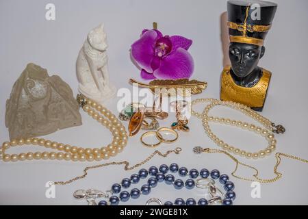 Bijoux précieux avec des figurines de Néfertiti, une pyramide, un chat et une orchidée Banque D'Images