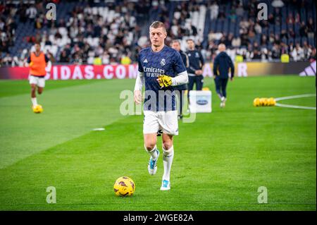 Madrid, Madrid, Espagne. 4 février 2024. Toni Kroos du Real Madrid a vu s'échauffer avant le match de football de la Liga EA Sports 2023/24 entre le Real Madrid et l'Atletico Madrid au stade Santiago Bernabeu de Madrid, en Espagne. (Crédit image : © Alberto Gardin/ZUMA Press Wire) USAGE ÉDITORIAL SEULEMENT! Non destiné à UN USAGE commercial ! Crédit : ZUMA Press, Inc/Alamy Live News Banque D'Images