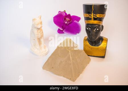 Un foyer doux de la reine Néfertiti d'une pyramide, d'un chat et d'une orchidée Banque D'Images